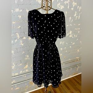 ANN TAYLOR Black and White flower print shift dress w/belt. NWT